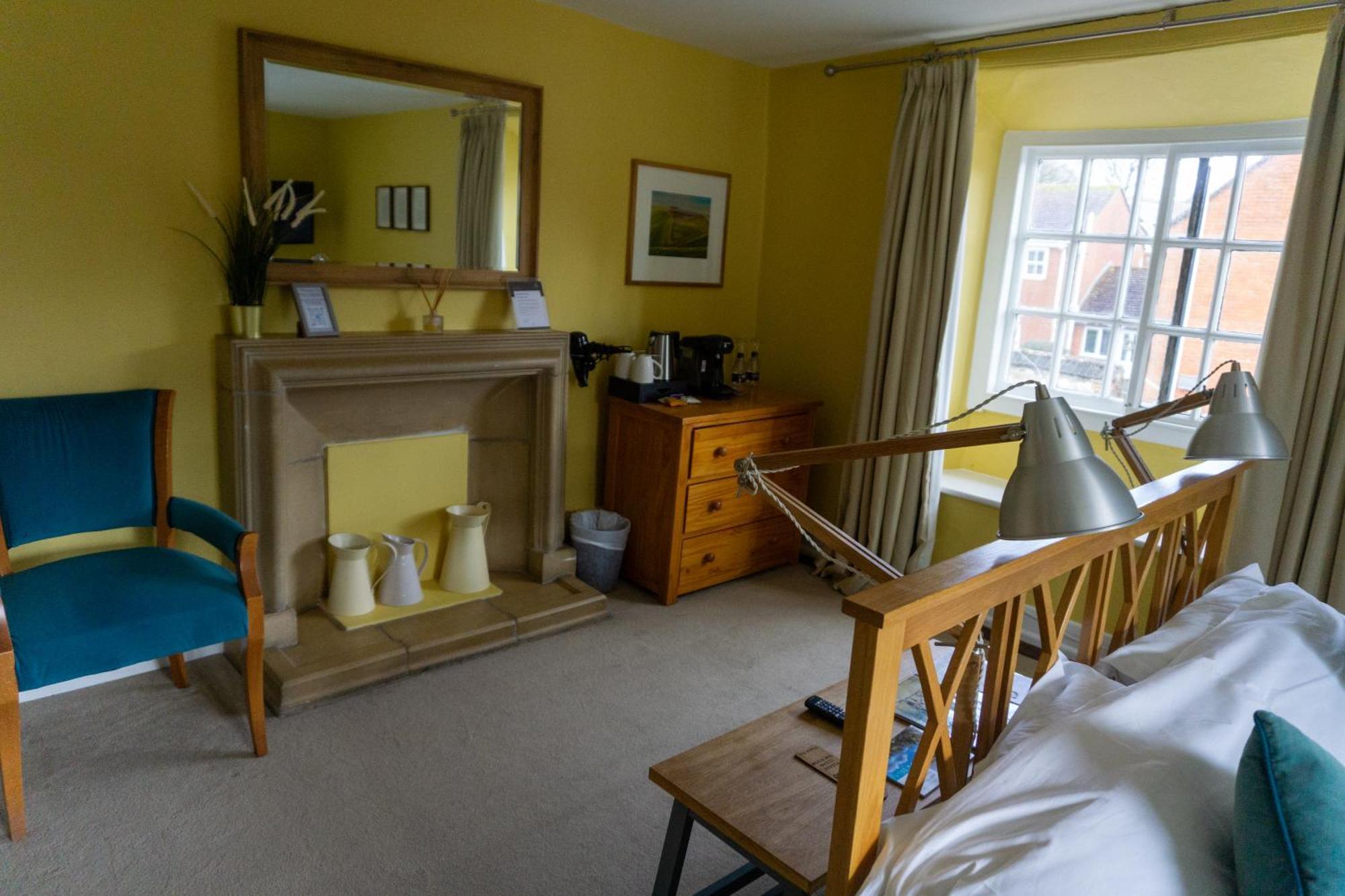 Hotel The Crown Aldbourne Exterior foto